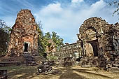 Bakong temple - entrance building of the northern stairway